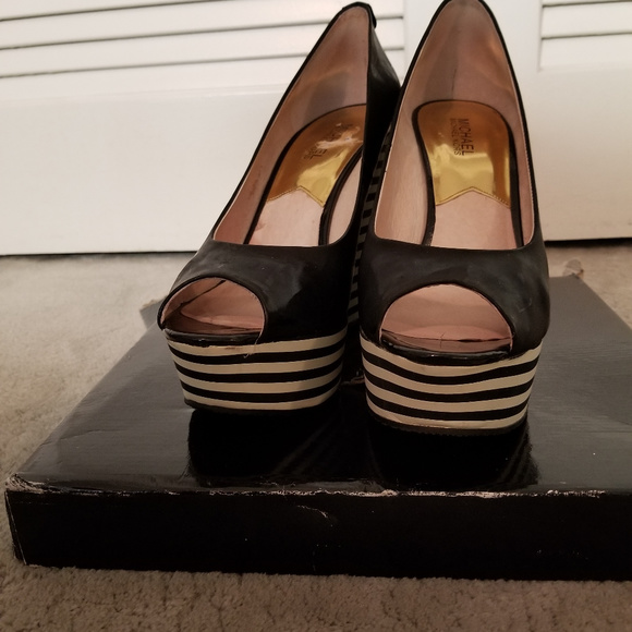 Michael Kors Black Patent Leather Striped Wedge 10 - Picture 6 of 7